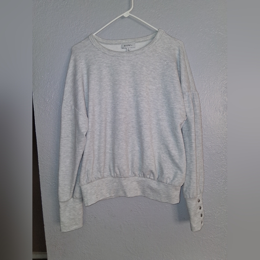 EVEREVE Women M Sweatshirt Light Gray Long Pufg Sleeve Wide Cuff Snaps